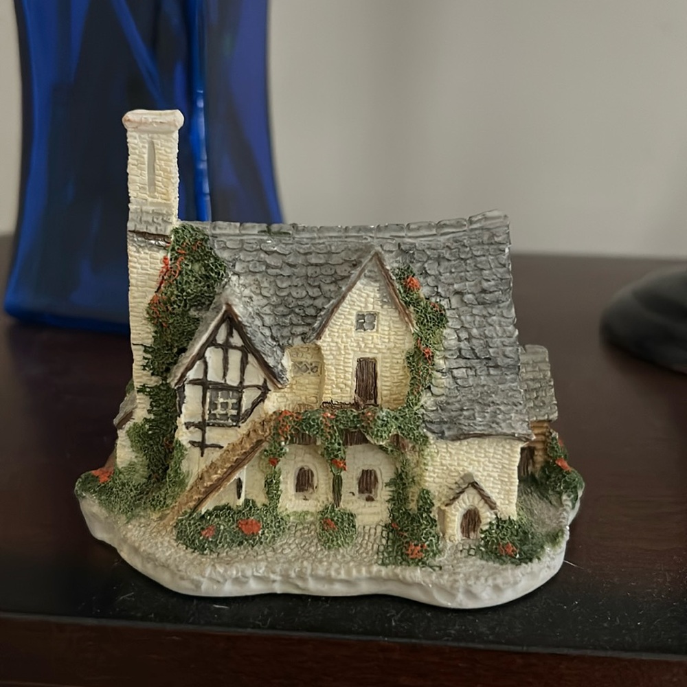 David Winter Benbow's Farmhouse cottage figurine, 1980’s